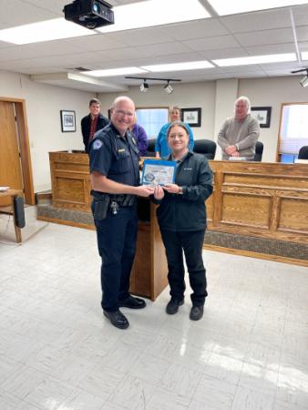 Arkansas City Police Chief Eric Burr Presents  Good Neighbor Award to Jamie Lovell.jpg 